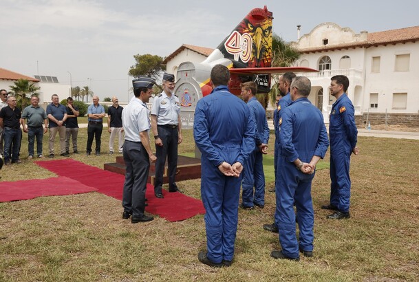Su Majestad el Rey conversa con pilotos de la Patrulla Águila durante inauguración del monumento conmemorativo del 40º aniversario de la Patrulla Águi